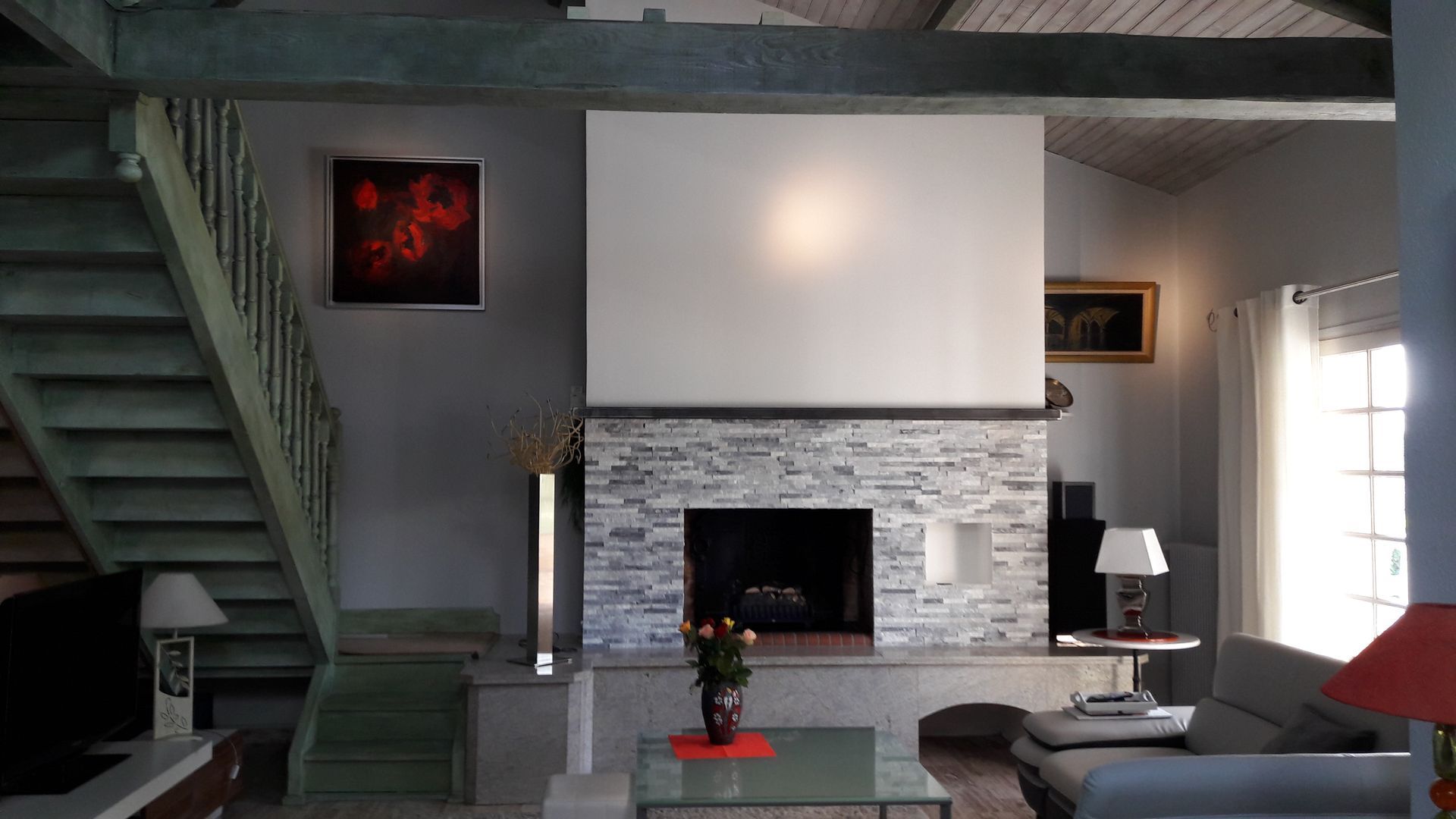 Une cheminée placée au centre de la photo