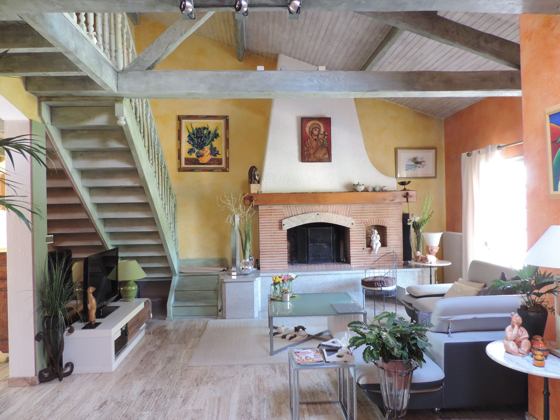 Une cheminée installée au mur au fond d'une pièce vue de face