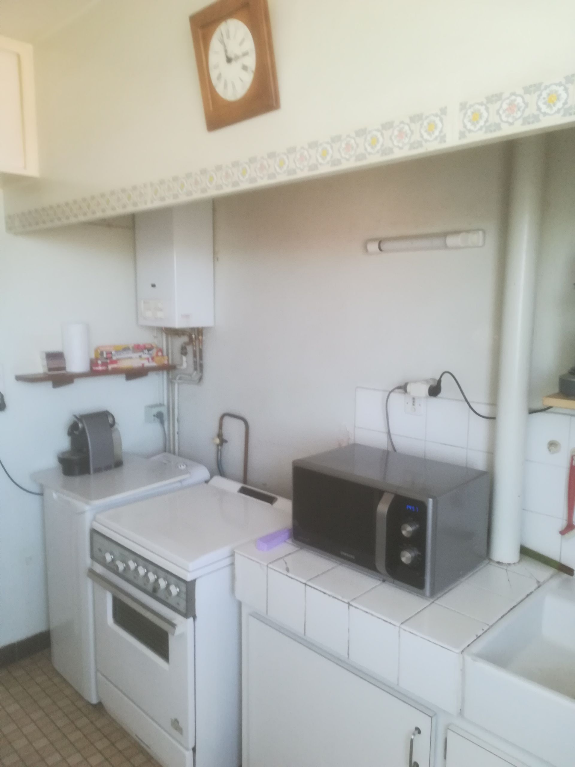 Un micro-onde posé sur un comptoir de cuisine