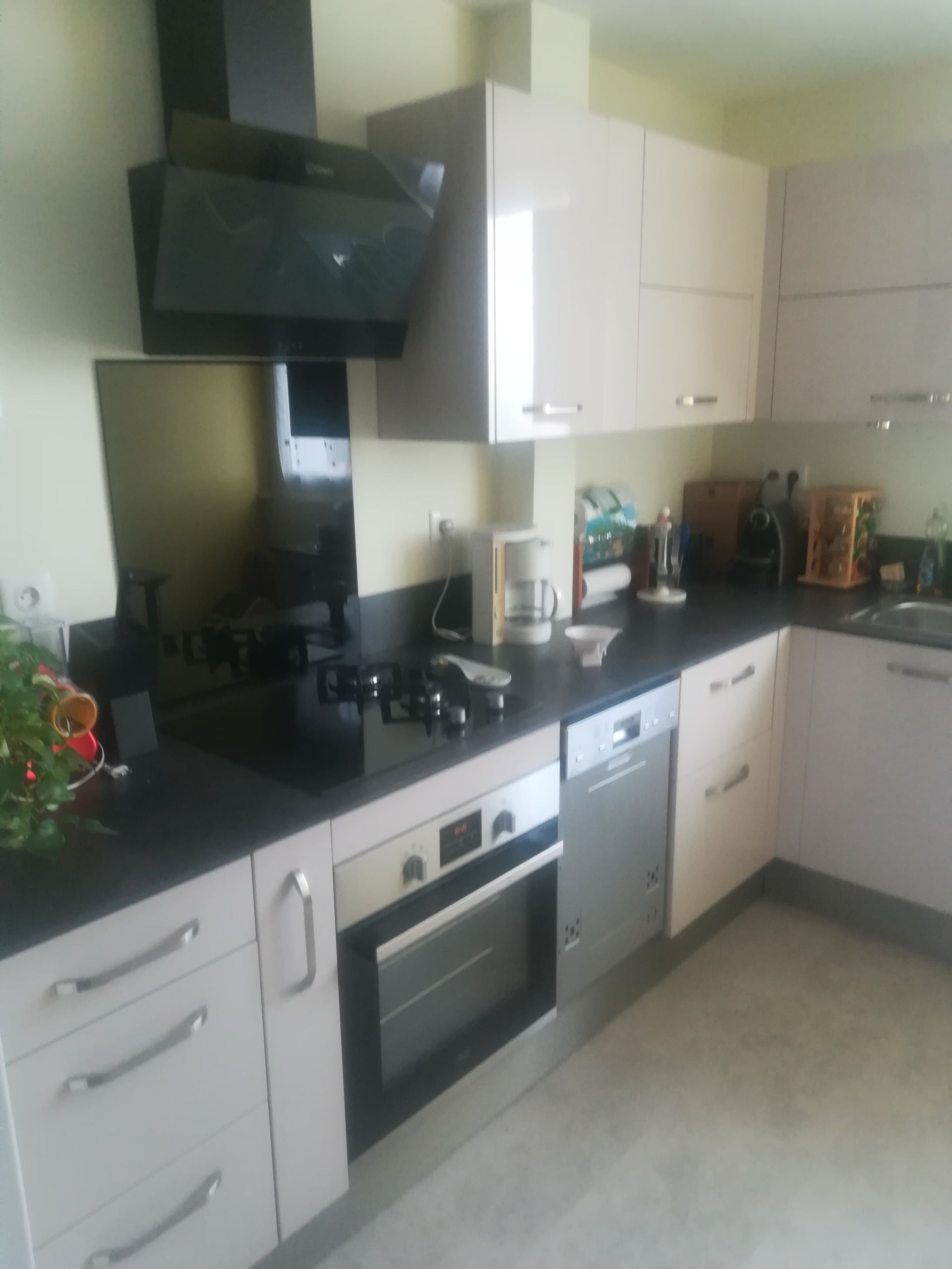 Une hotte au-dessus d'un four dans une cuisine