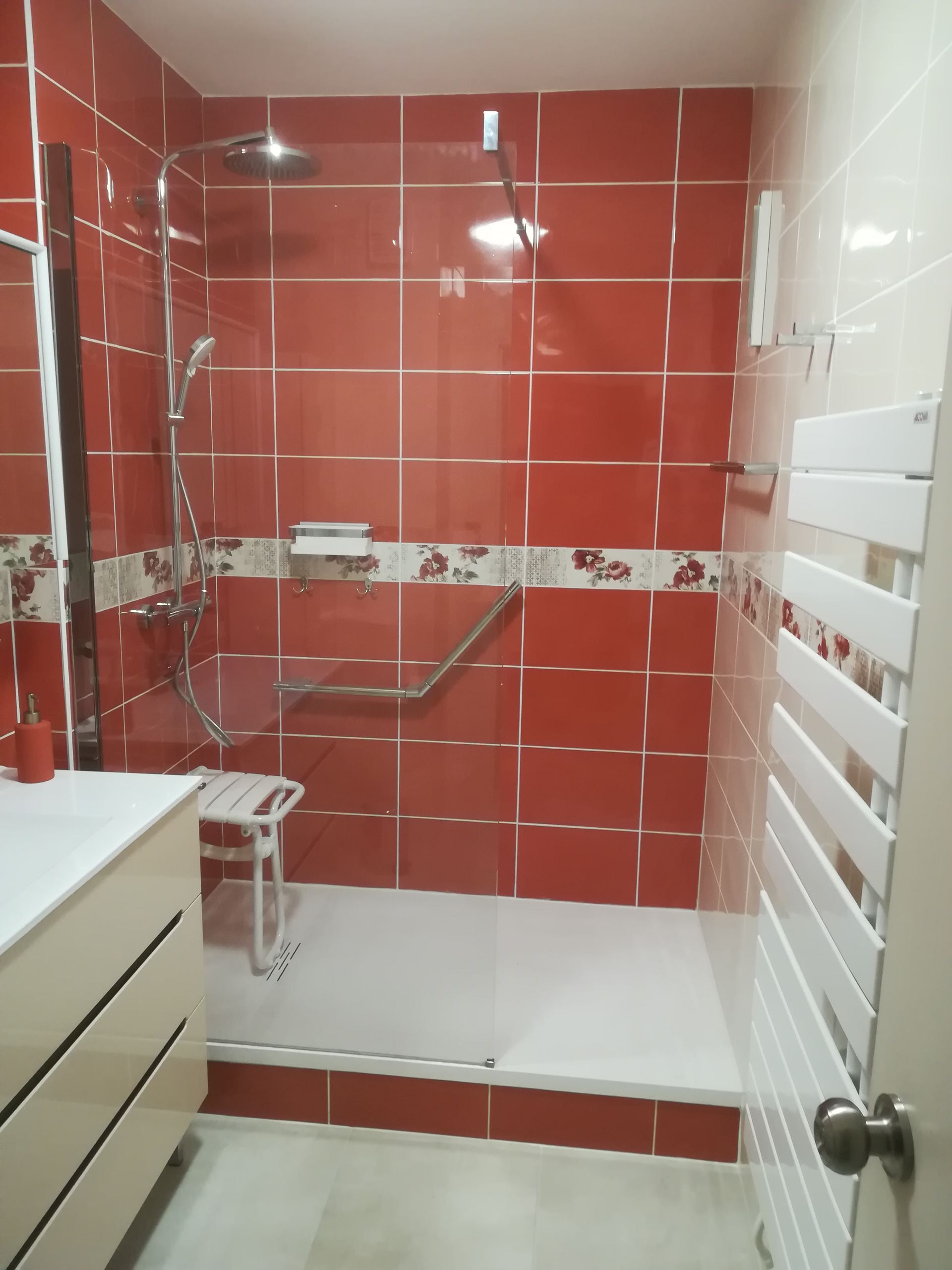 Une douche italienne à côté d'un lavabo