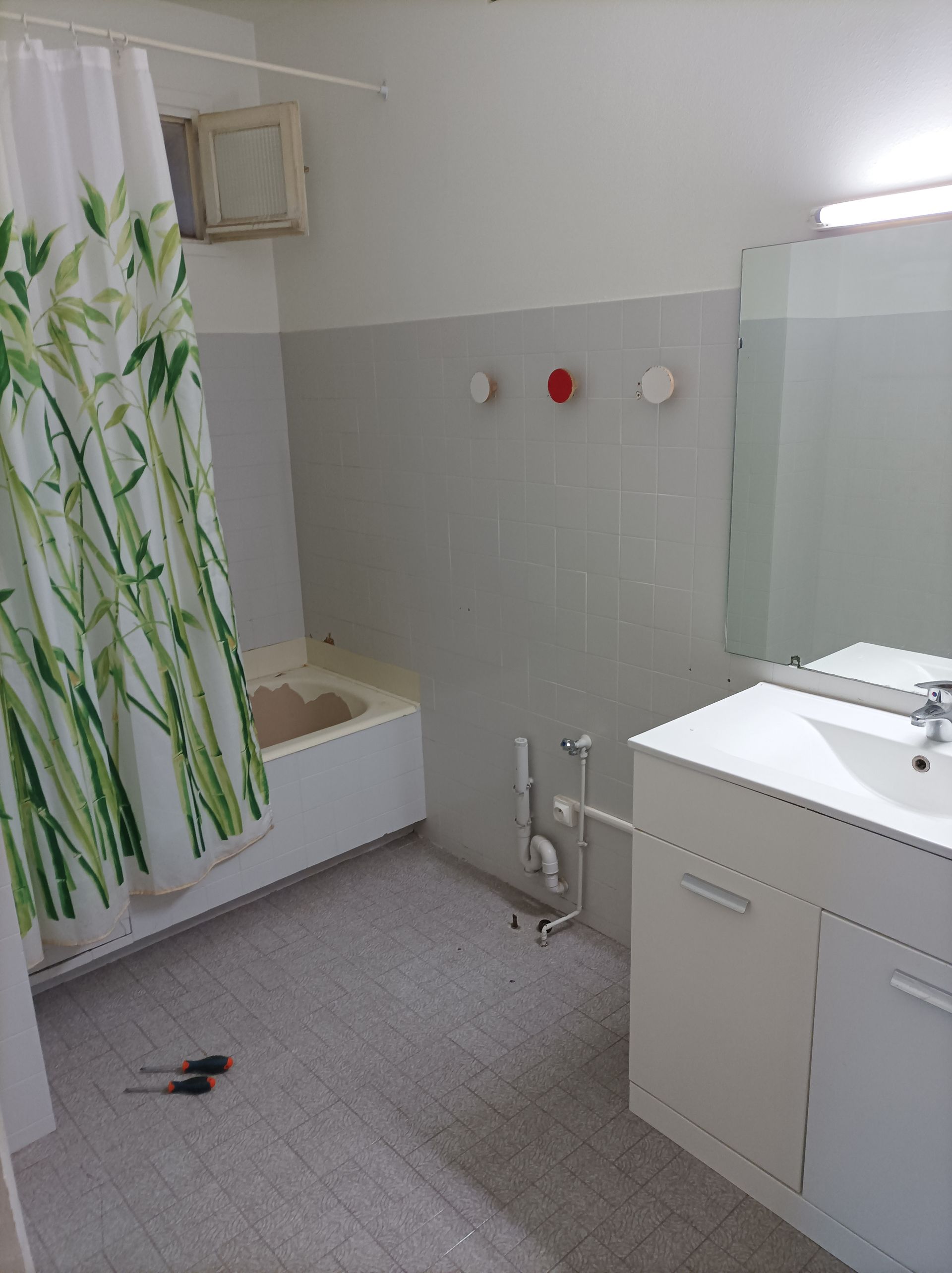 Une salle de bains en travaux avec lavabo et douche