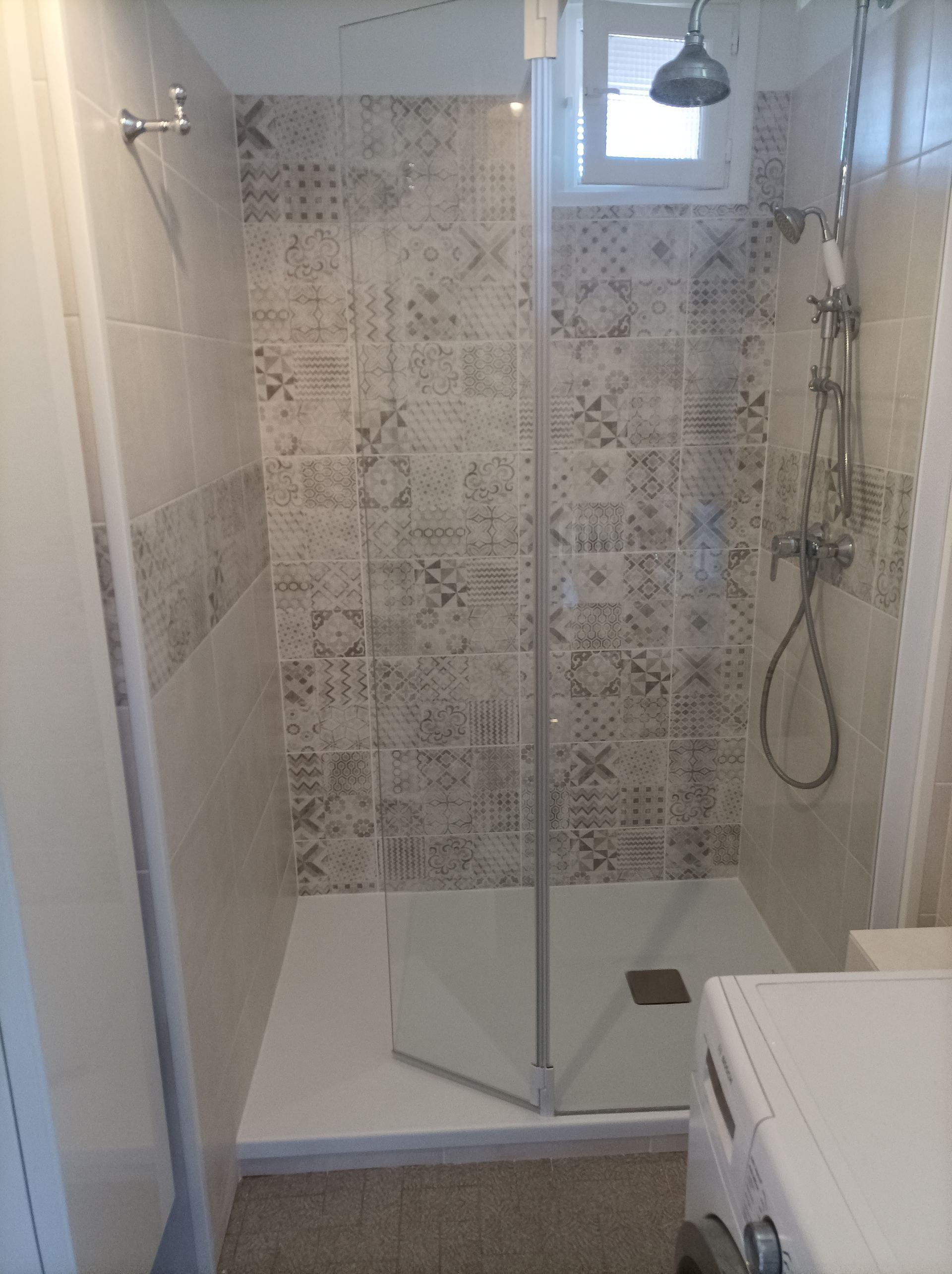 Une salle d'eau avec douche italienne et lavabo