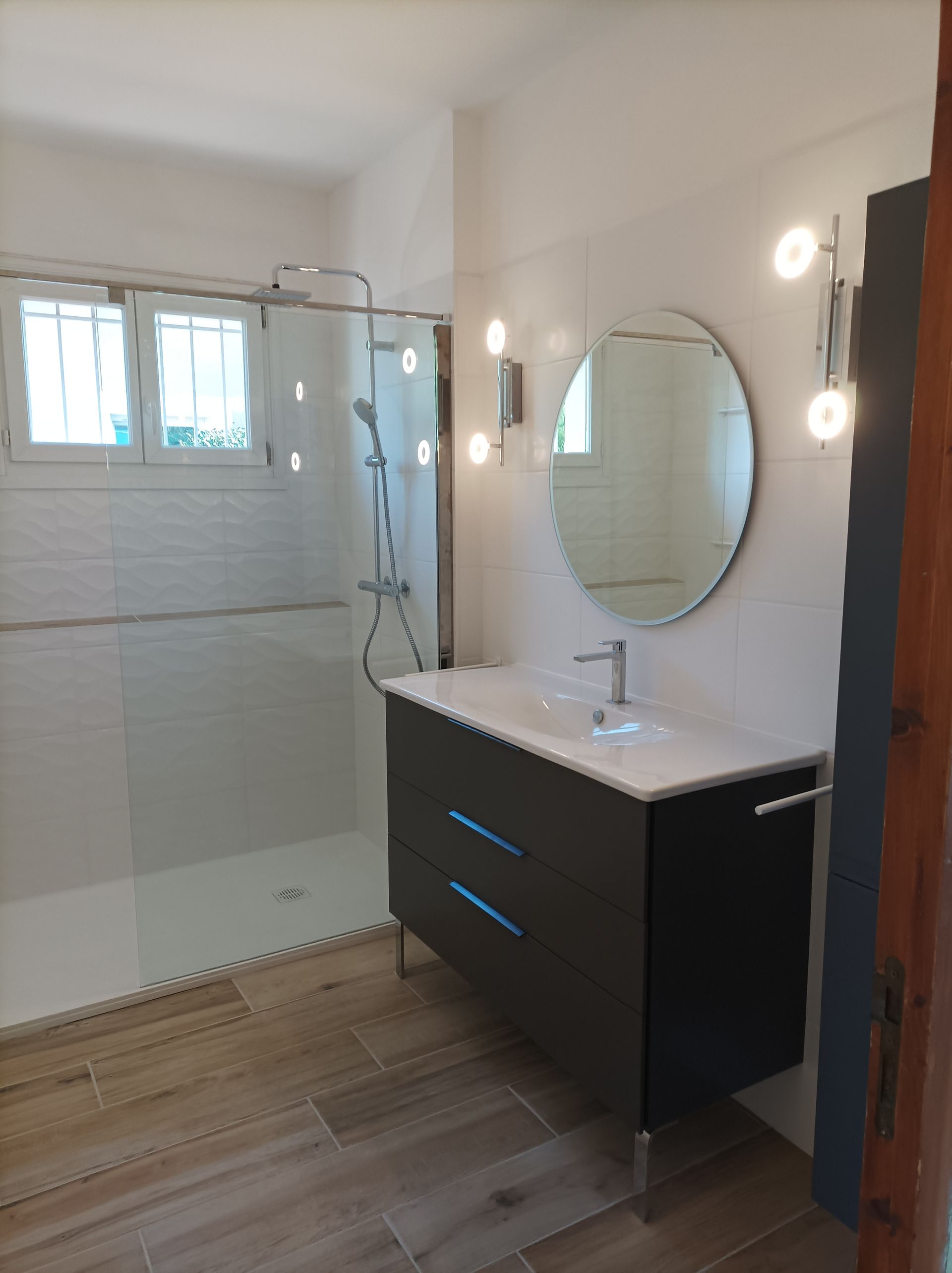 Une salle de bains élégante dotée d'un lavabo et d'une douche large