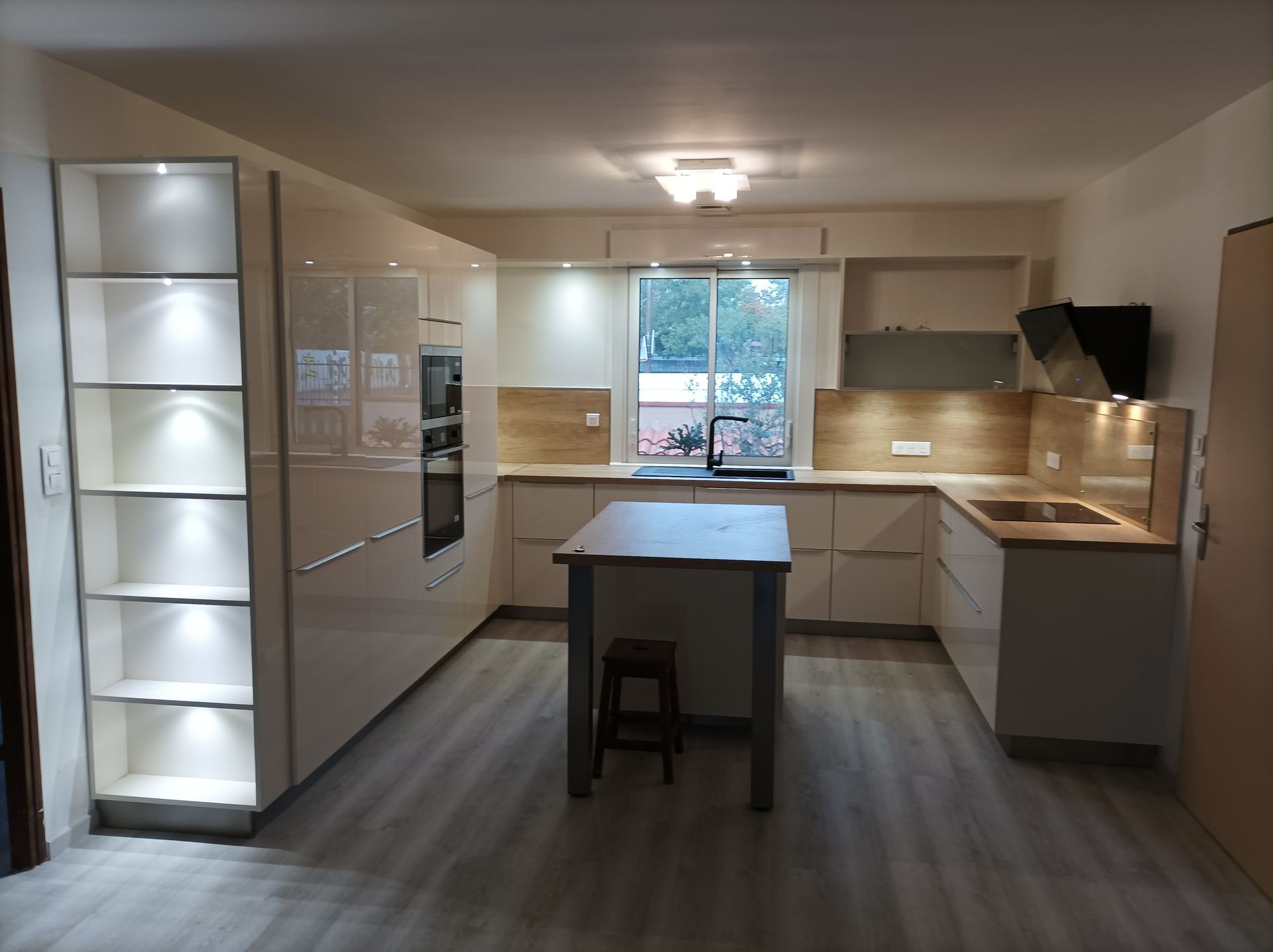 Un îlot au centre d'une cuisine avec des placards