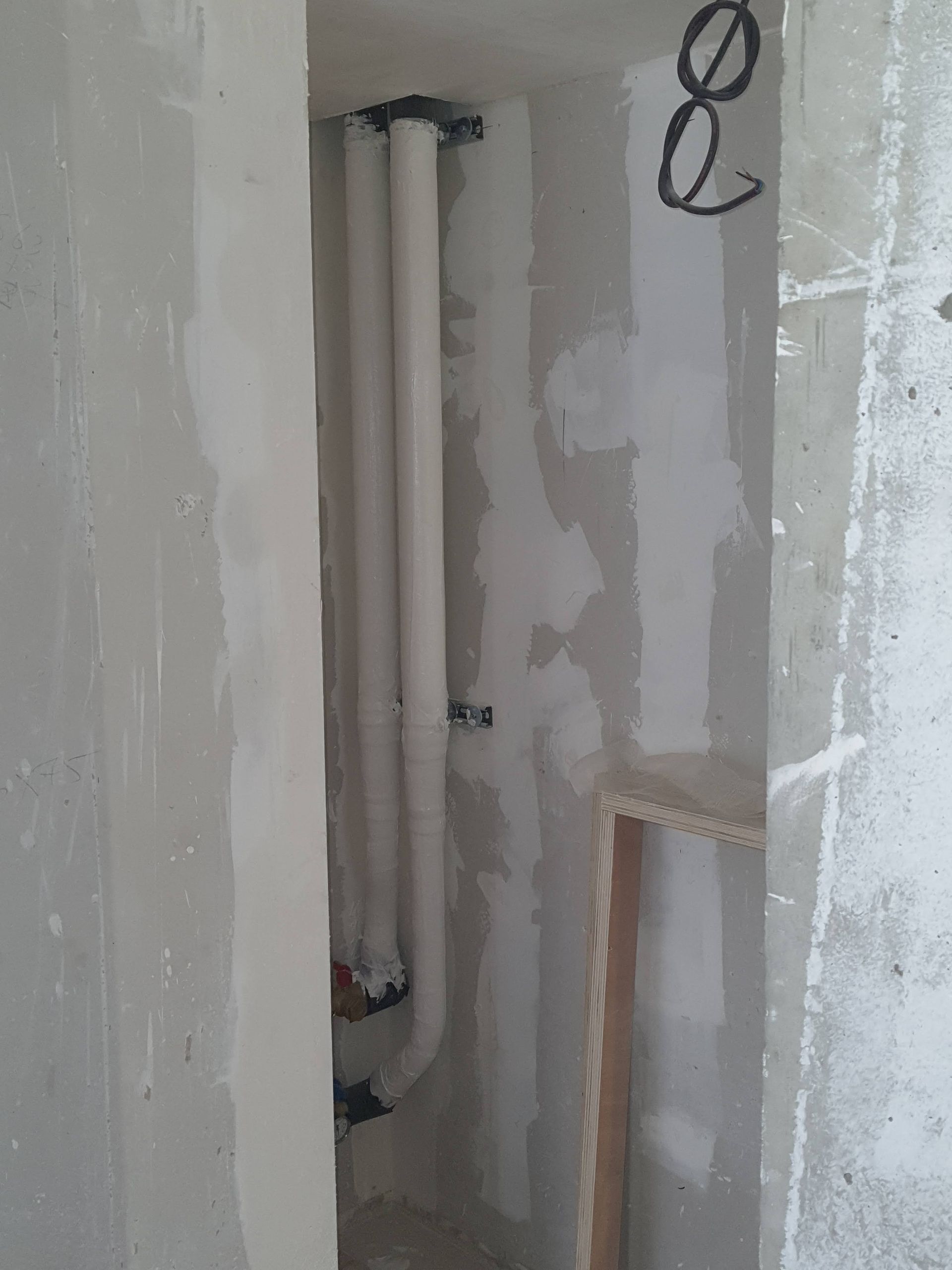 Isolation de tuyaux après pose de plaque de plâtre