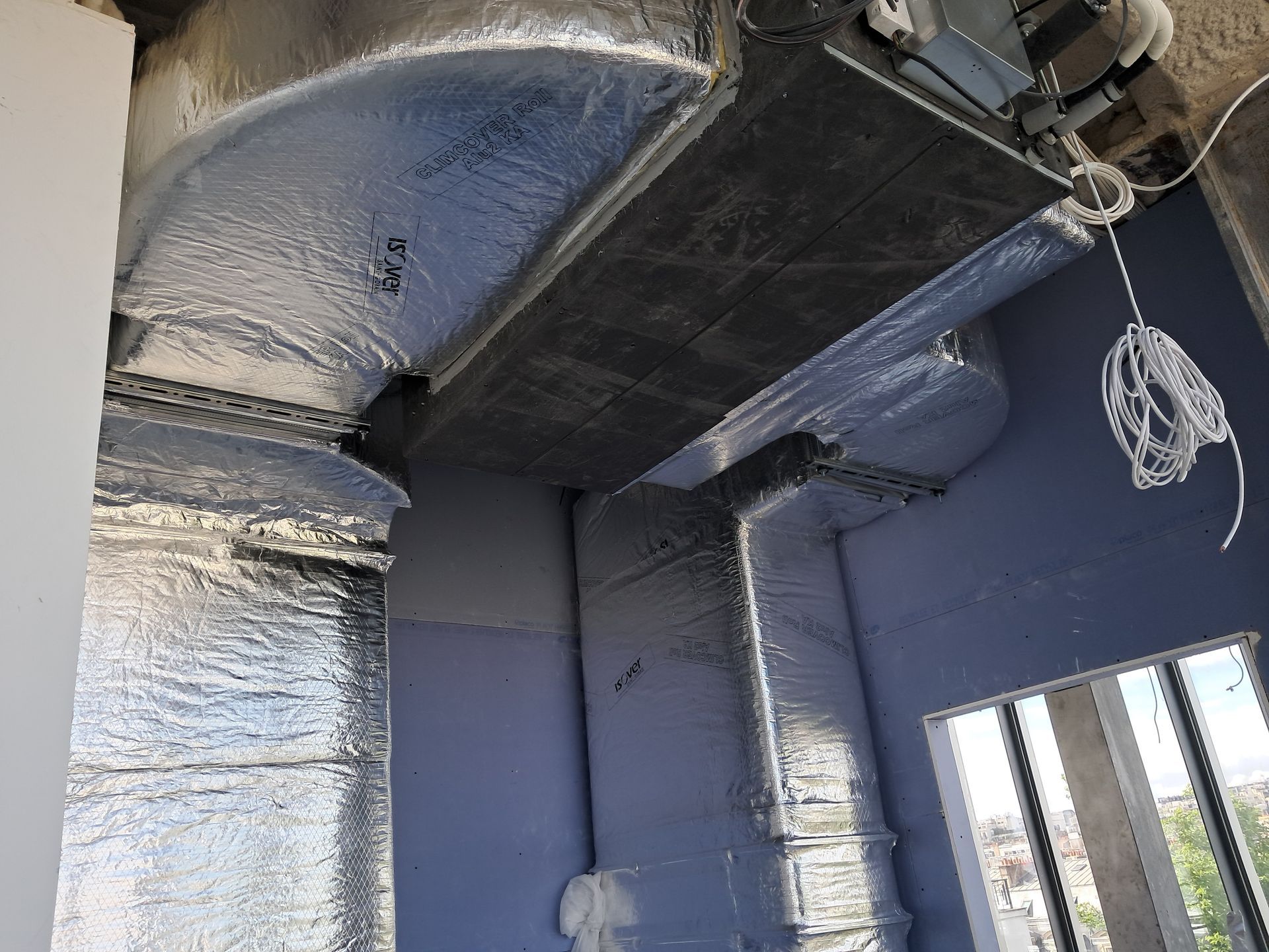 Isolation tuyauterie au plafond