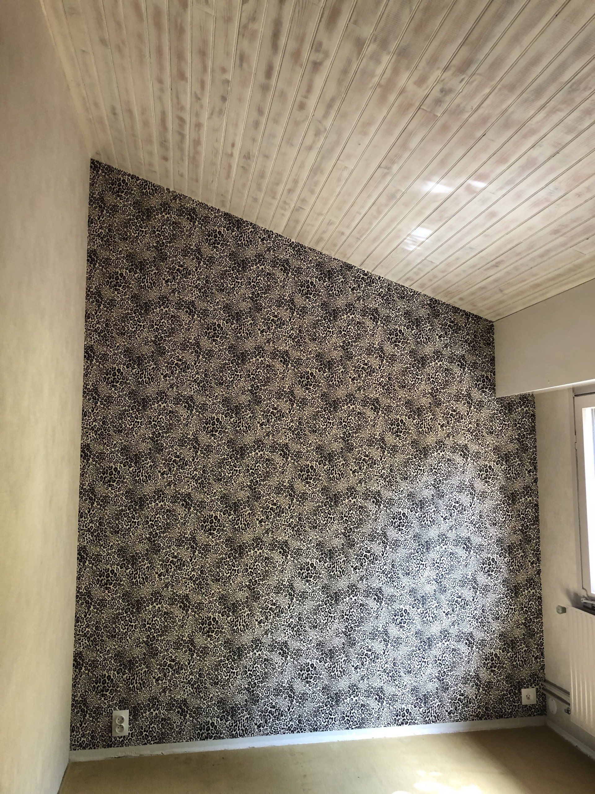 Effet cérusé et pose de papier-peint dans une chambre