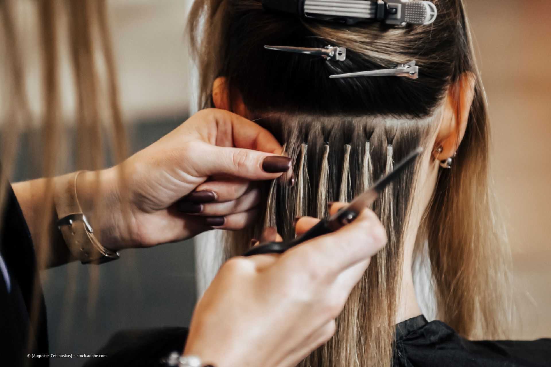 Frau bekommt Extensions eingesetzt