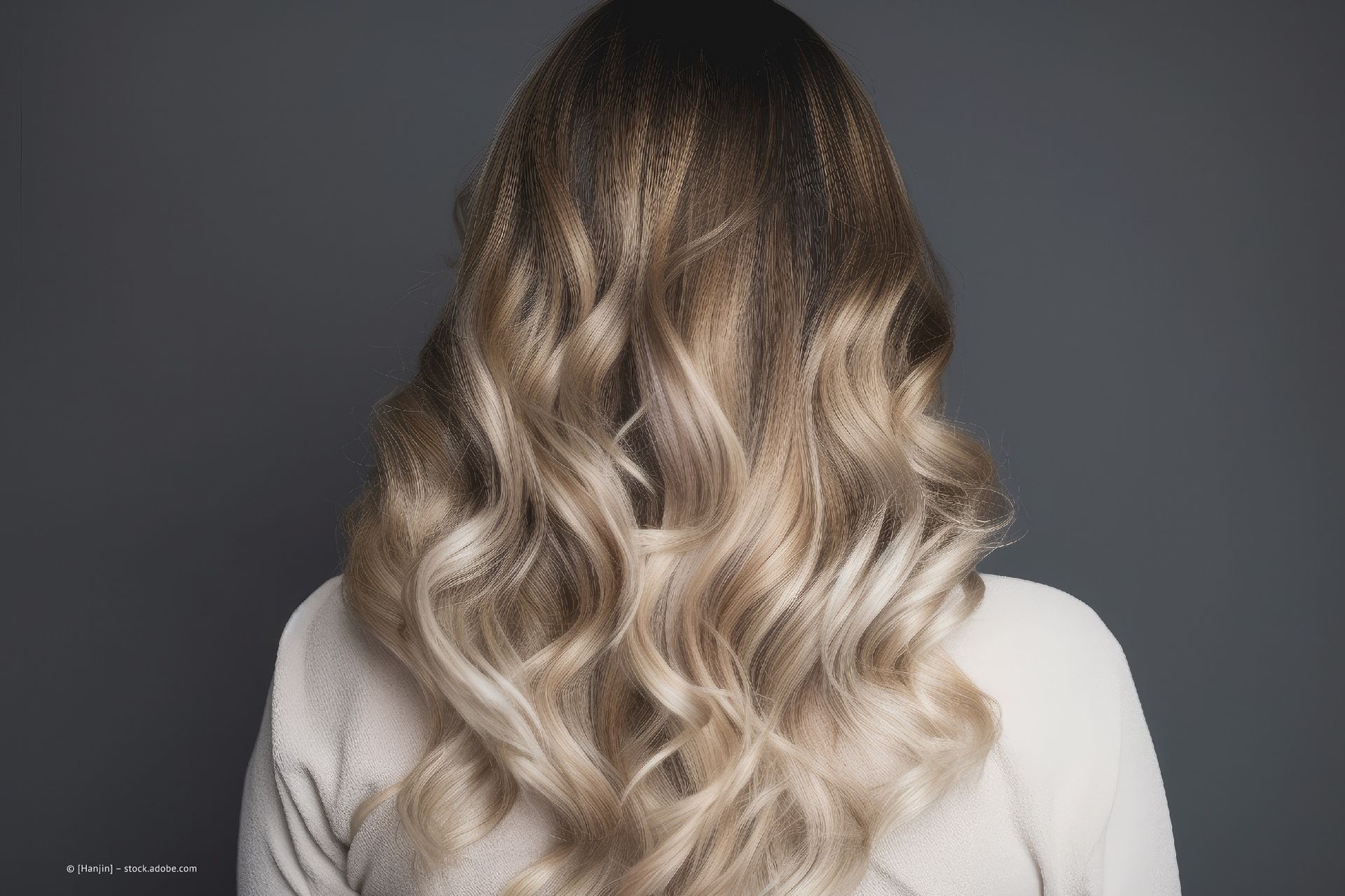 Frau mit frisch gefärbten Haaren