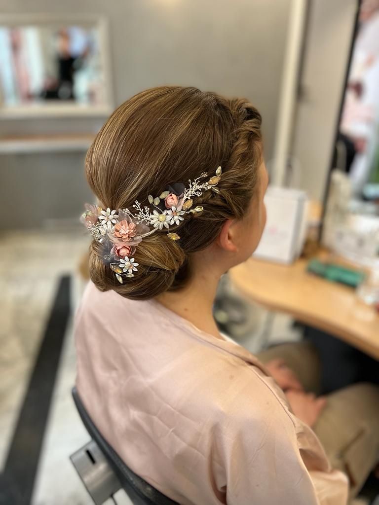 Brautfrisur mit Blumen