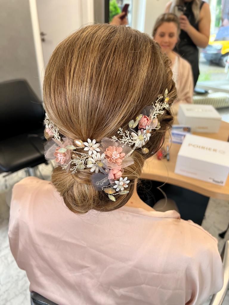 Brautfrisur mit Blumen
