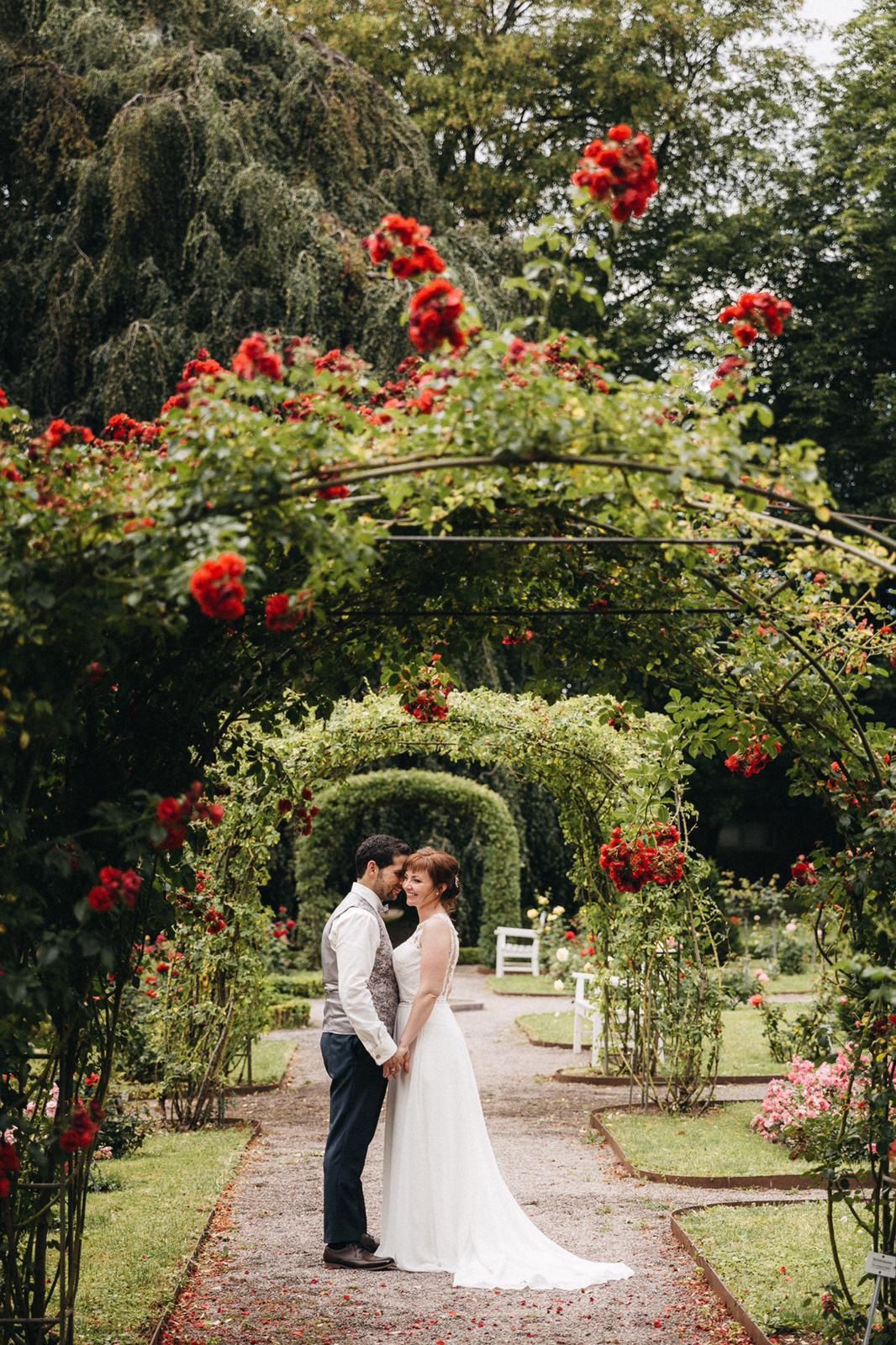 Brautpaar unter Blumen