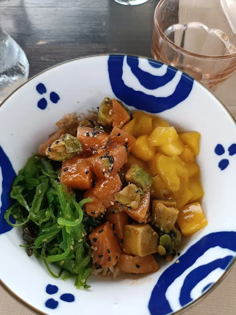 Un tazón de comida con un diseño azul y blanco.