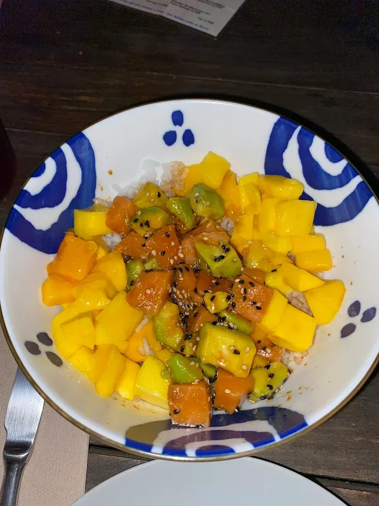 Un tazón de comida con un diseño azul y blanco.