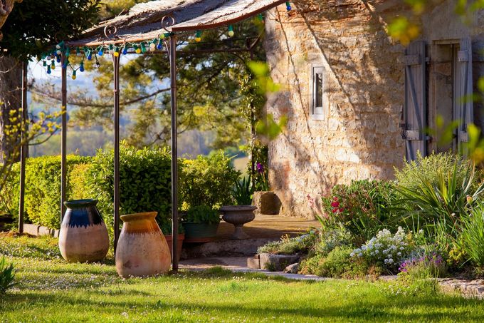 Une maison en pierre et son jardin