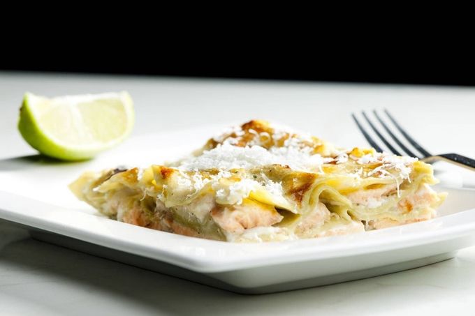 Pasta fettuccine en salsa cremosa con pimienta oscura en un plato decorativo.