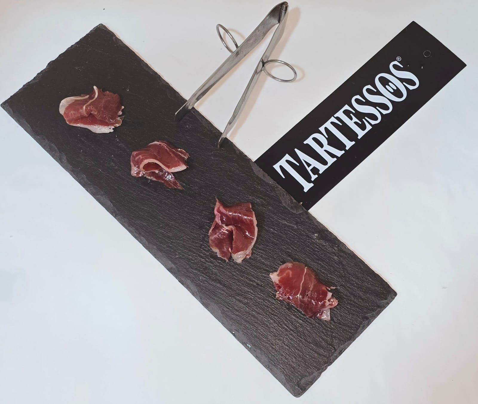 Un cartel que dice tartessos al lado de un poco de carne.