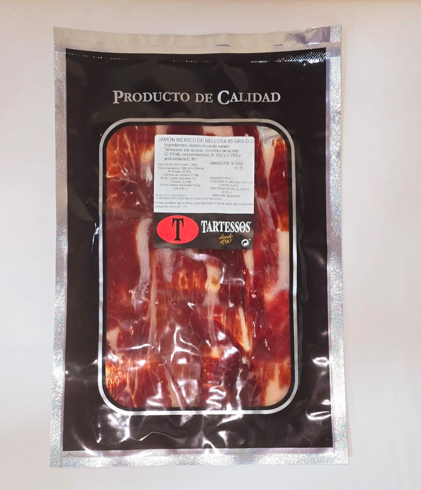 A package of producto de calidad is sitting on a table