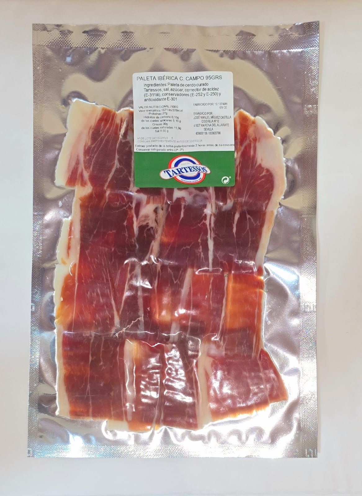 Un paquete de carne cortada en rodajas con una etiqueta.