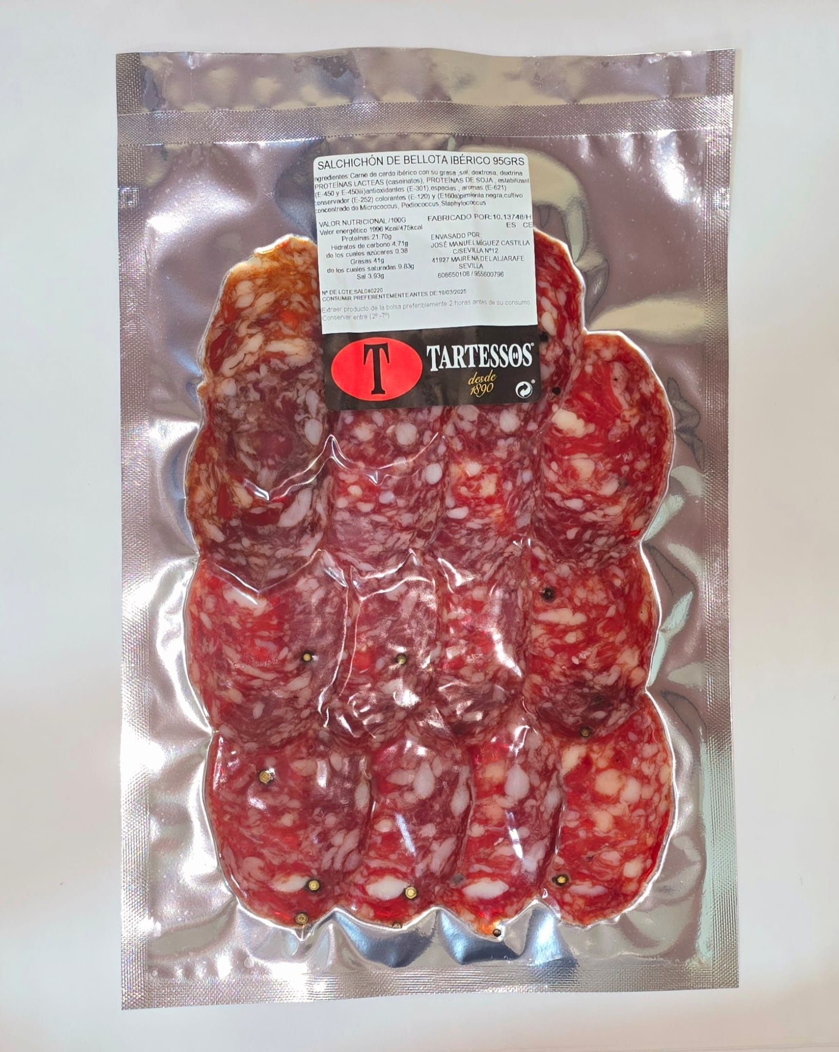 Un paquete de salami con una etiqueta que dice 't'