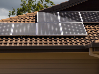 Panneaux solaires installés sur un toit en tuiles.