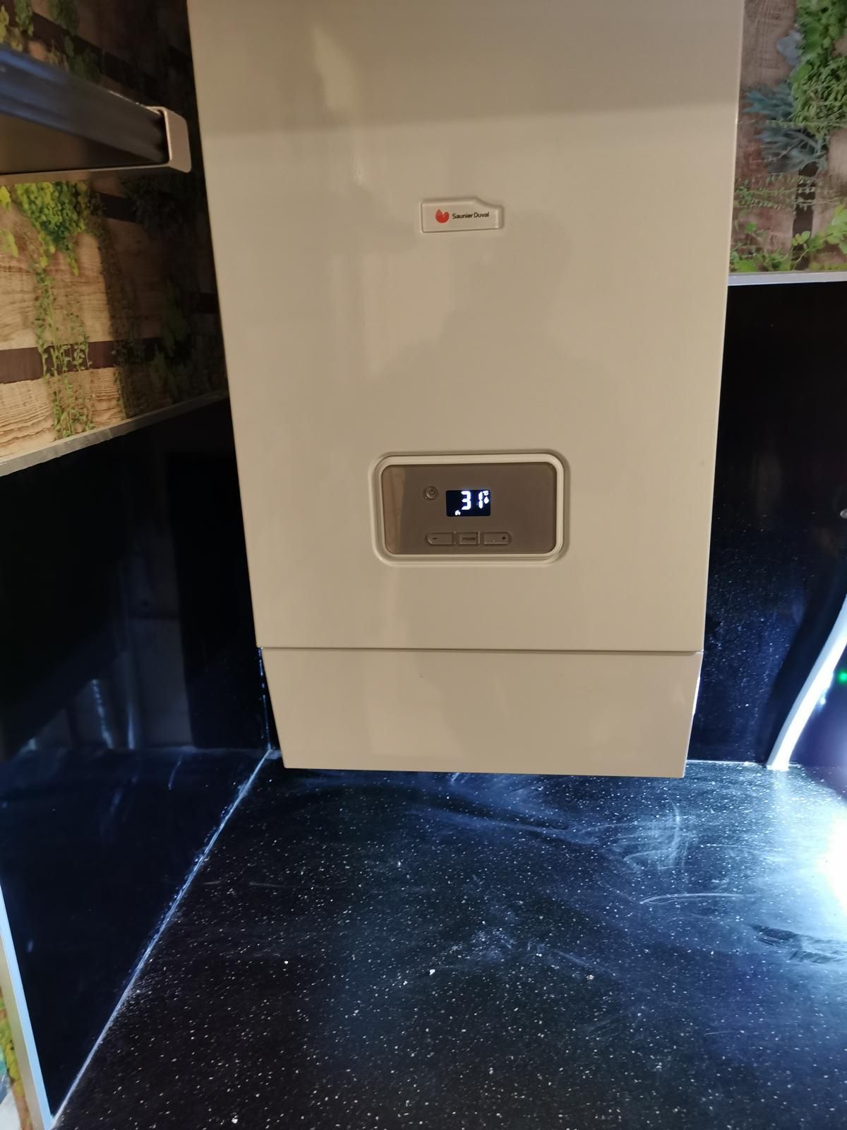 Robinetterie de salle de bain : lavabo, tuyauterie et baignoire blancs. Murs et sol couleur crème.