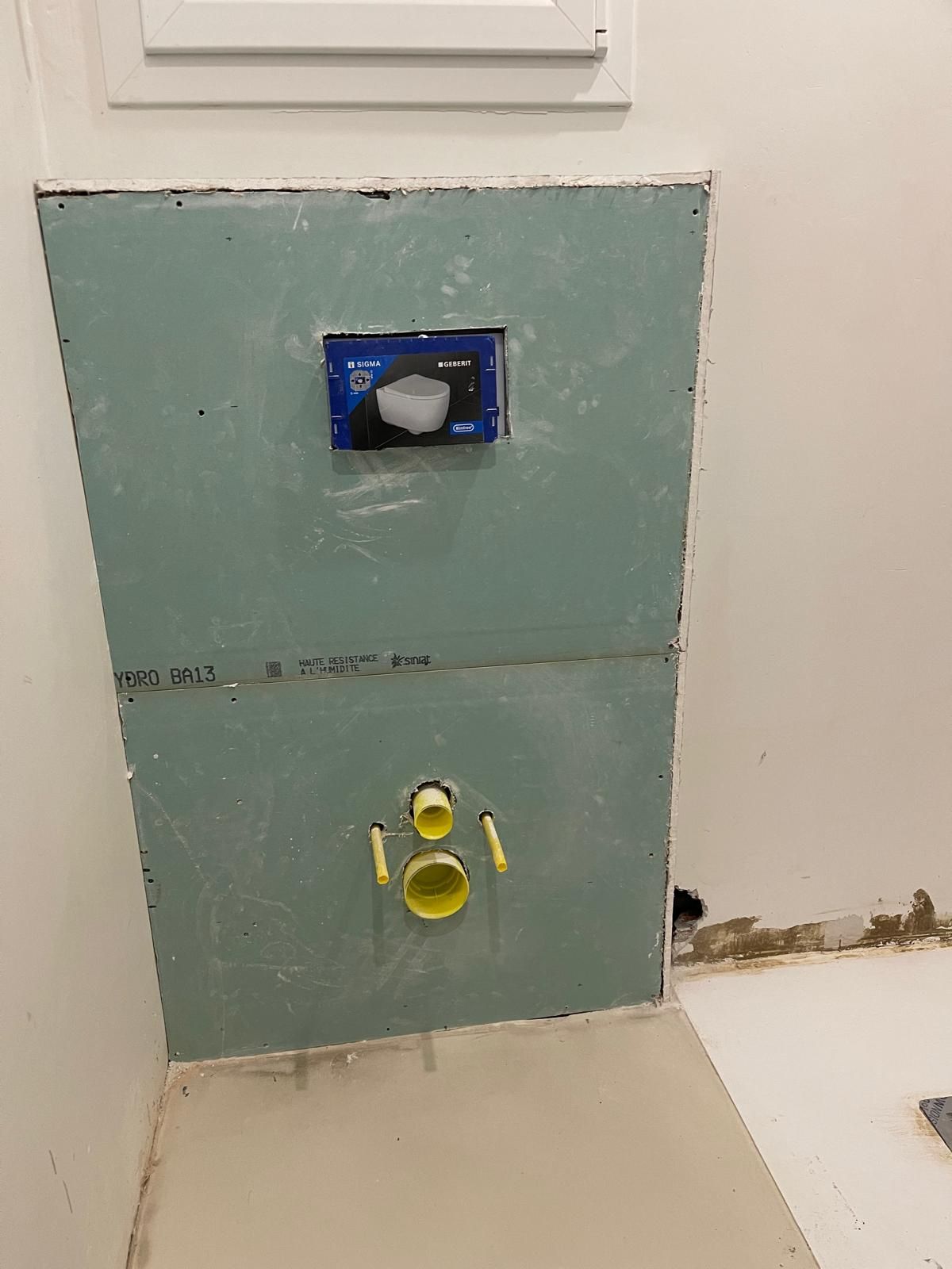 Mains dans des gants utilisant des pinces sur des tuyaux de plomberie.