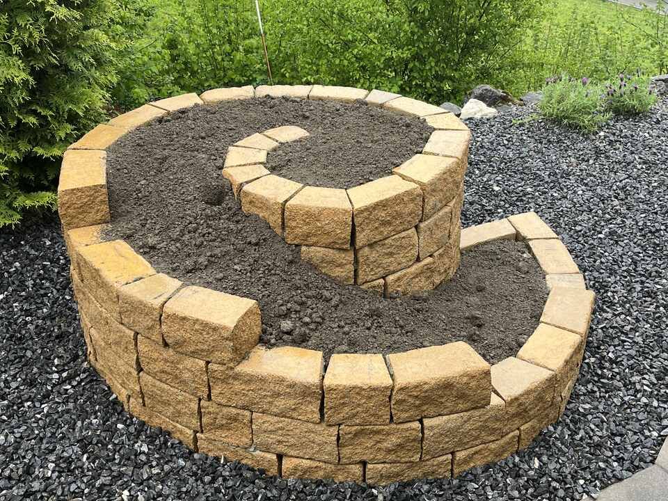 Hugentobler Gartenbau GmbH Kräuterschnecke Beet