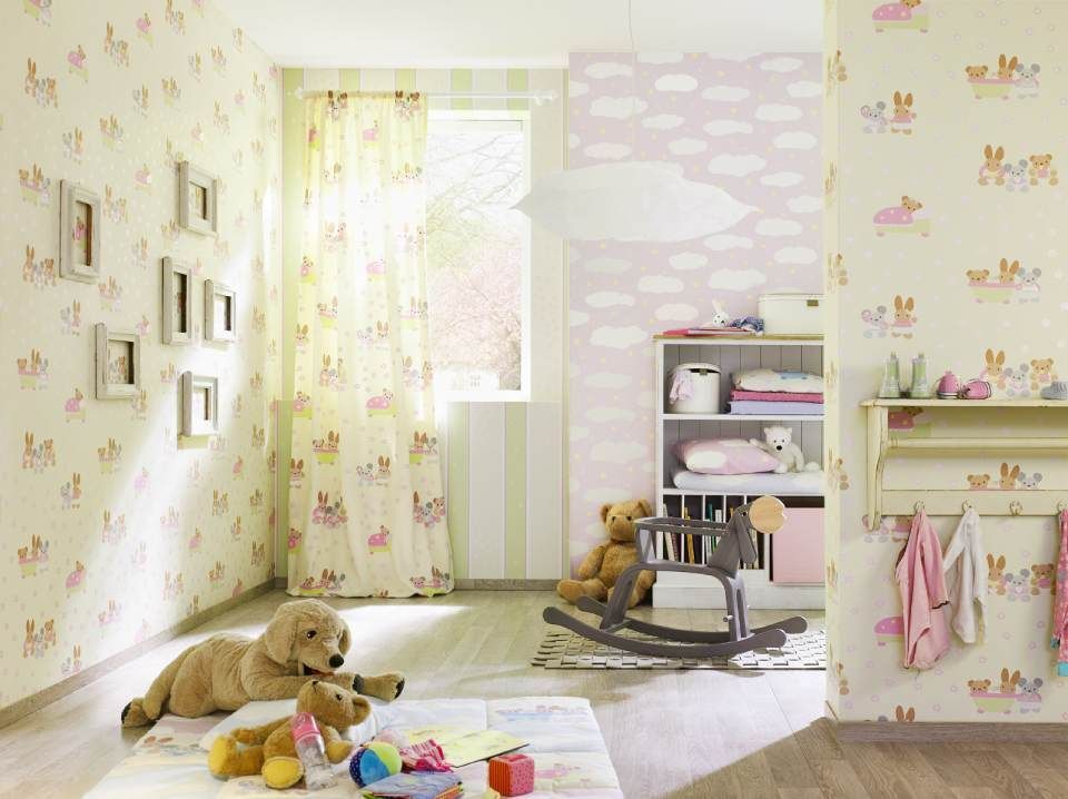 Kinderzimmer mit Hasentapete, Schaukelpferd, Spielzeug und einem Fenster mit transparenten Vorhängen.