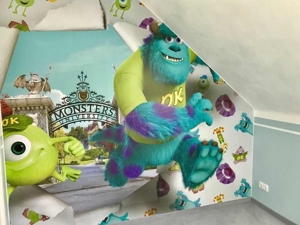 Tapete mit Mike Wazowski und James P. Sullivan aus „Die Monster AG“ in einem Kinderzimmer.