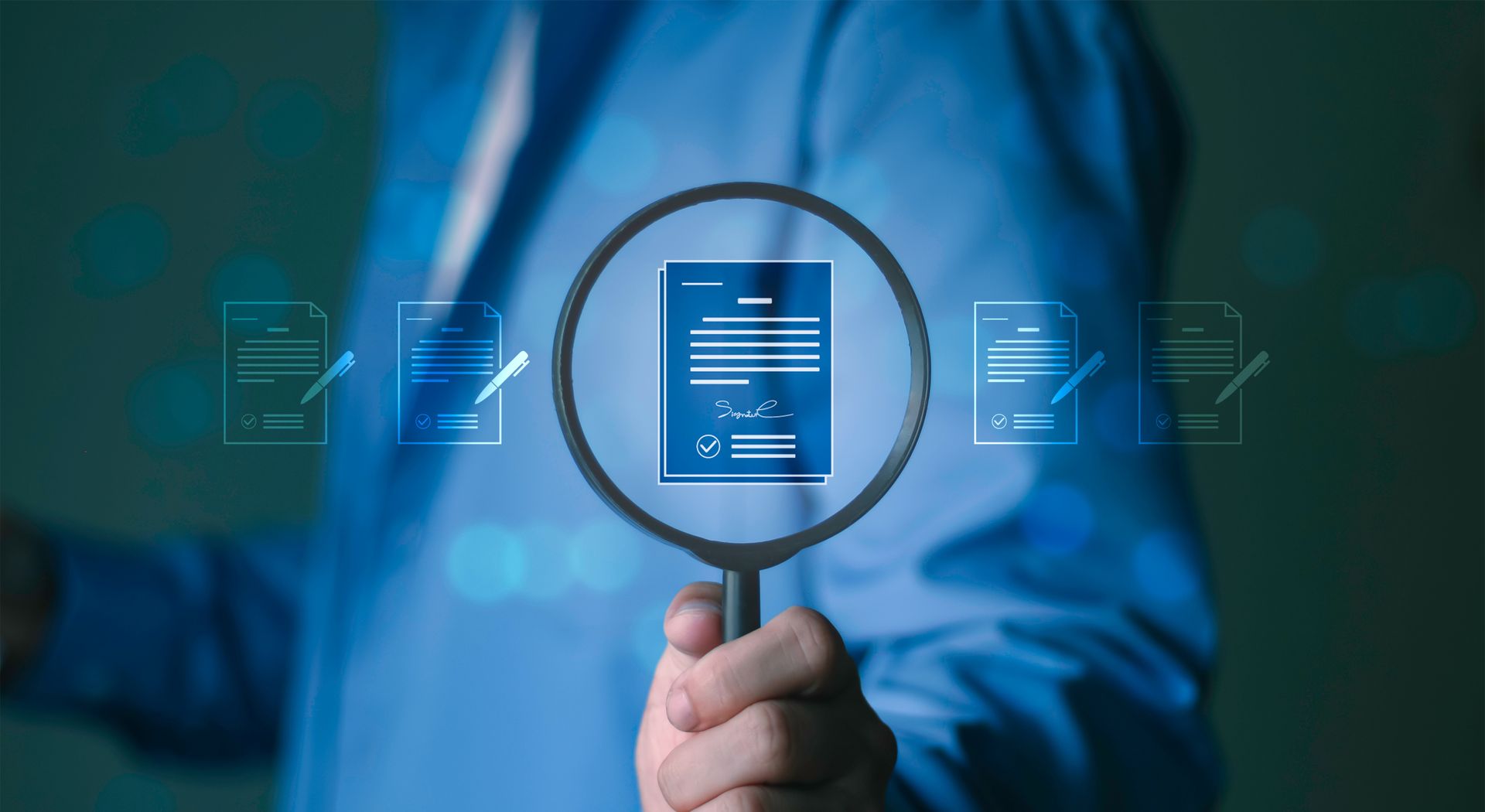Une personne en chemise bleue tenant une loupe au-dessus d'un document numérique.