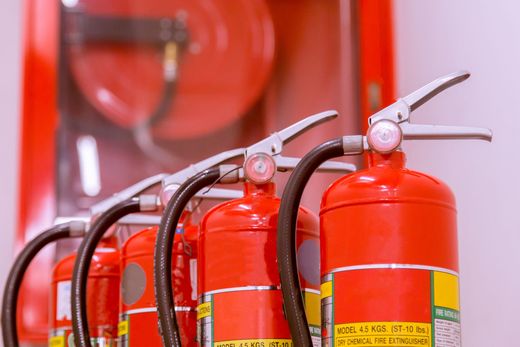 Des extincteurs rouges alignés.