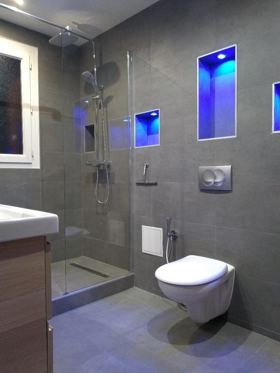 Salle de bains grise et toilette