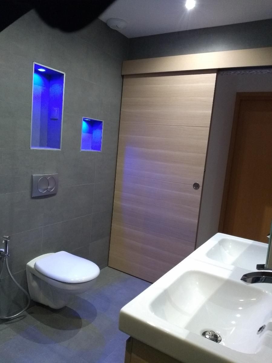 Salle de bais, toilettes et porte en bois