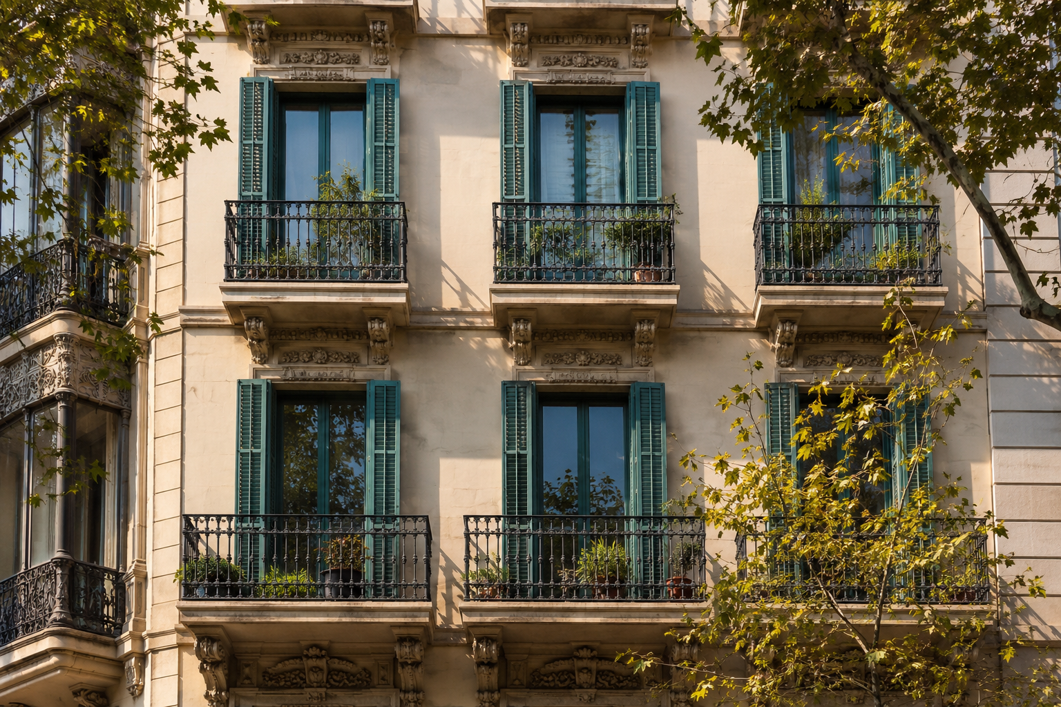 Una ventana enmarcada por persianas de madera marrón, con lamas horizontales metálicas bicolor en beige y plata.