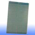 Una persiana o estor enrollable vertical de estilo bambú, de color verde oscuro, sobre un fondo degradado azul claro.