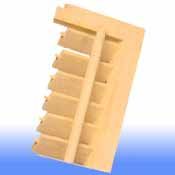 Un panel de contraventana de madera de color claro con lamas y un riel vertical central.