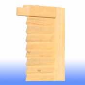 Vista lateral de una moldura de esquina de madera de color claro con un patrón texturizado apilado en uno de sus lados.