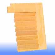 Un conjunto de listones o cuñas de madera de color naranja claro, apilados verticalmente sobre un fondo degradado blanco y azul.