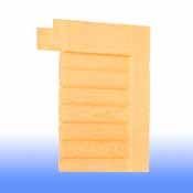 Una pieza rectangular de espuma de construcción de color marrón claro con ranuras horizontales y un borde que sobresale en la parte superior izquierda.