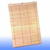 Una persiana enrollable rectangular de bambú cuelga sobre un fondo con un degradado de blanco a azul.