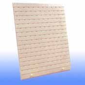 Un panel de pared rectangular de listones de madera clara con ranuras horizontales, presentado sobre un fondo azul degradado.