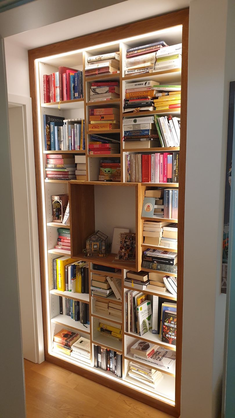 Bücherregal mit LED