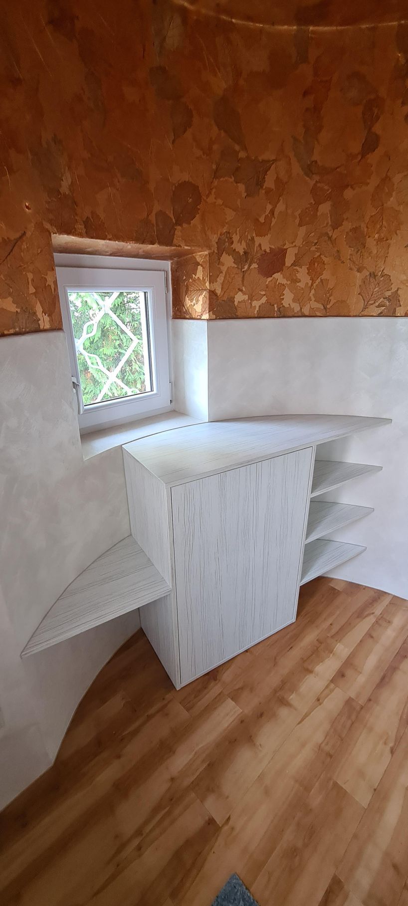 Schrank in einer Rundung