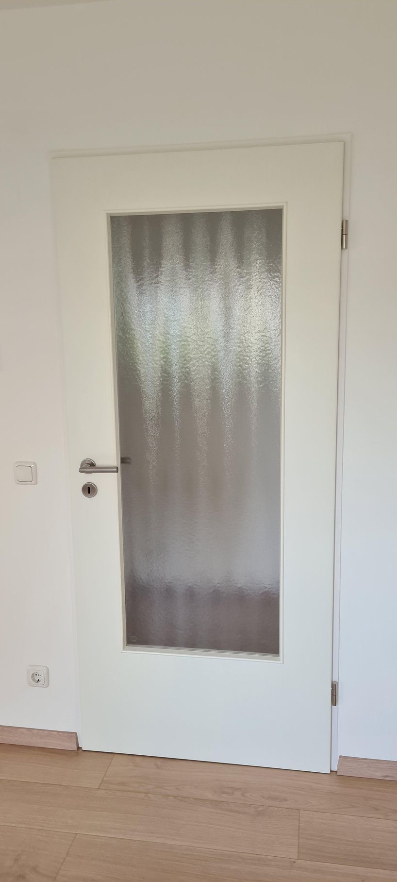 Tischler bearbeitet das Holz mit Schleifpapier