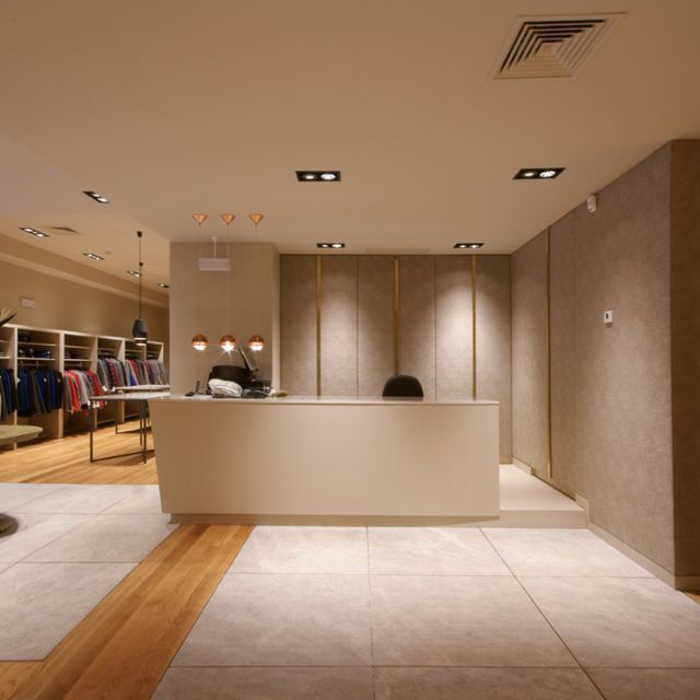 Una tienda con un mostrador blanco en el medio.