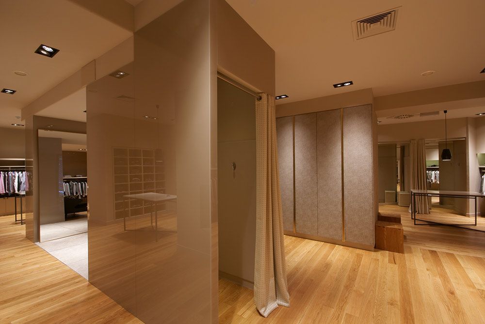 Un probador en una tienda con suelo de madera.