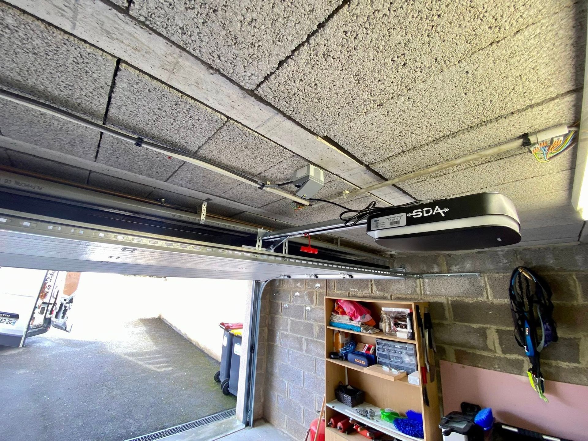 Intérieur du garage avec ouvre-porte de garage sectionnel. La porte est ouverte.