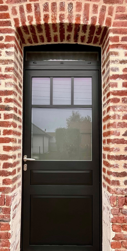 Porte en bois brun avec un panneau rectangulaire, poignée et garniture argentées.
